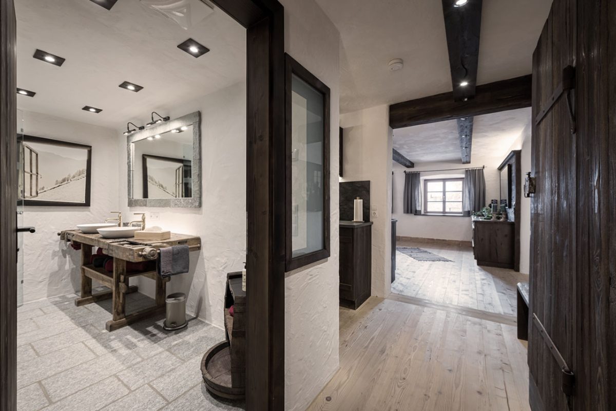 01-urgestein-gneis-hausgang