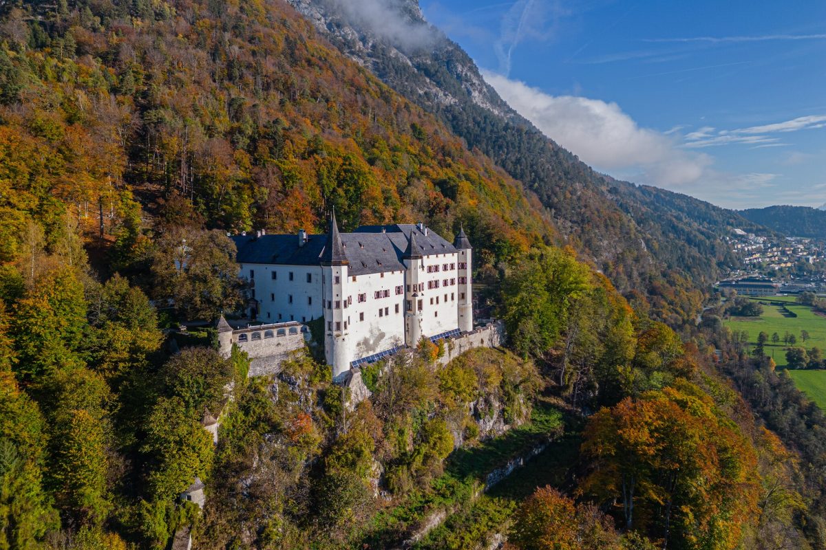 schloss_herbstwald_drohne_sued-westblickschloss_tratzberg_web